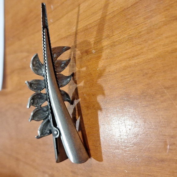 Alligator clip with leaf detail - Picture 3 of 4